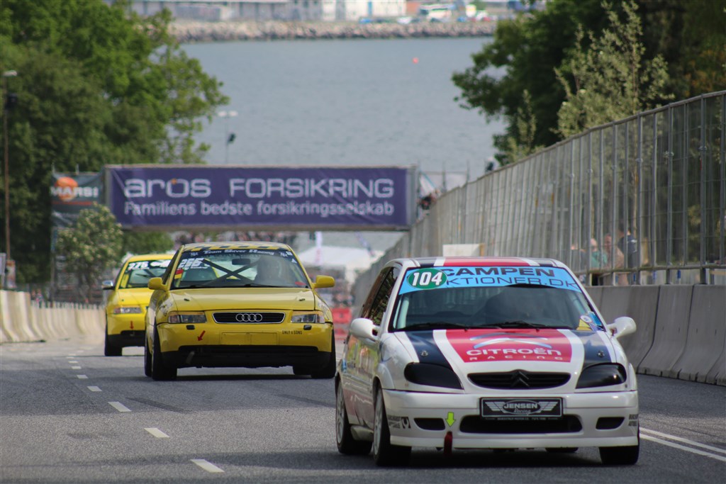 Mickey Jensen (104) havde rigtig god fart i bilen denne weekend og gav som en af de få i denne sæson Michael Terkildsen kamp til stregen i Division 3. Her ses han foran Ole Sondrup (256) og Jens Zink (275).
(Foto: JJ Media)